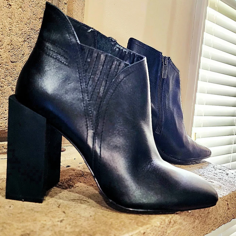 H by Halston Mal Leather Ankle Booties Size 9